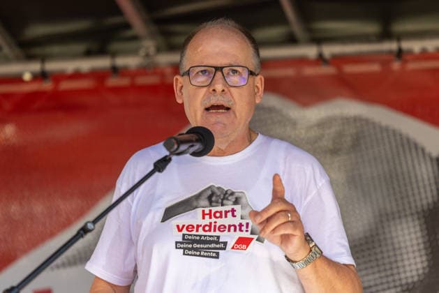 Demo gegen den Sozialabbau Erfurt 26092026 - Stefan Koerzell (Körzell), Stellvertretender Vorsitzender des Deutschen Gewerkschaftsbundes (DGB) +++ In Erfurt (Thueringen) haben mehrere Tausend Menschen gegen die Plaene der Regierung zum Abbau des Sozialstaates protestiert. Darunter auch Mitarbeitende aus dem Pflegebereich und dem Gesundheitswesen sowie Sozialbereich.