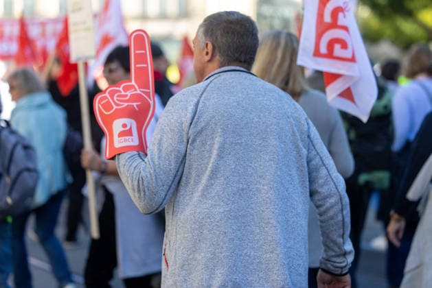 Demo gegen den Sozialabbau Erfurt 26092026 - In Erfurt (Thueringen) haben mehrere Tausend Menschen gegen die Plaene der Regierung zum Abbau des Sozialstaates protestiert. Darunter auch Mitarbeitende aus dem Pflegebereich und dem Gesundheitswesen sowie Sozialbereich.