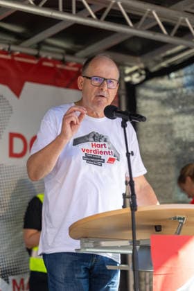 Demo gegen den Sozialabbau Erfurt 26092026 - Stefan Koerzell (Körzell), Stellvertretender Vorsitzender des Deutschen Gewerkschaftsbundes (DGB) +++ In Erfurt (Thueringen) haben mehrere Tausend Menschen gegen die Plaene der Regierung zum Abbau des Sozialstaates protestiert. Darunter auch Mitarbeitende aus dem Pflegebereich und dem Gesundheitswesen sowie Sozialbereich.