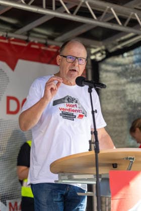 Demo gegen den Sozialabbau Erfurt 26092026 - Stefan Koerzell (Körzell), Stellvertretender Vorsitzender des Deutschen Gewerkschaftsbundes (DGB) +++ In Erfurt (Thueringen) haben mehrere Tausend Menschen gegen die Plaene der Regierung zum Abbau des Sozialstaates protestiert. Darunter auch Mitarbeitende aus dem Pflegebereich und dem Gesundheitswesen sowie Sozialbereich.