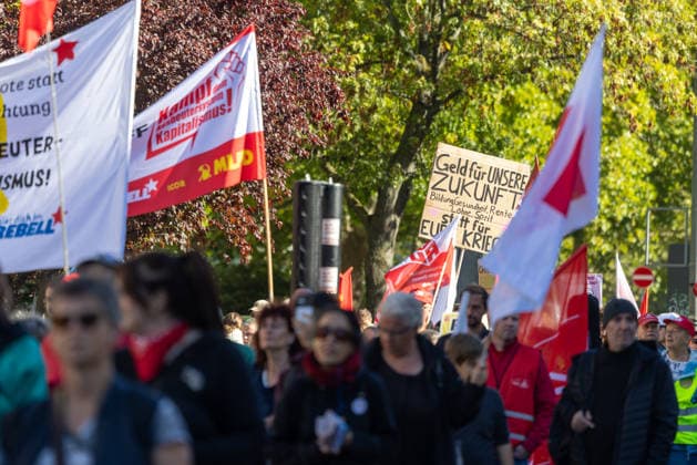Demo gegen den Sozialabbau Erfurt 26092026 - In Erfurt (Thueringen) haben mehrere Tausend Menschen gegen die Plaene der Regierung zum Abbau des Sozialstaates protestiert. Darunter auch Mitarbeitende aus dem Pflegebereich und dem Gesundheitswesen sowie Sozialbereich.