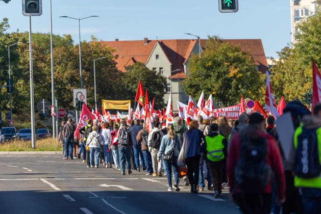 Demo gegen den Sozialabbau Erfurt 26092026 - In Erfurt (Thueringen) haben mehrere Tausend Menschen gegen die Plaene der Regierung zum Abbau des Sozialstaates protestiert. Darunter auch Mitarbeitende aus dem Pflegebereich und dem Gesundheitswesen sowie Sozialbereich.