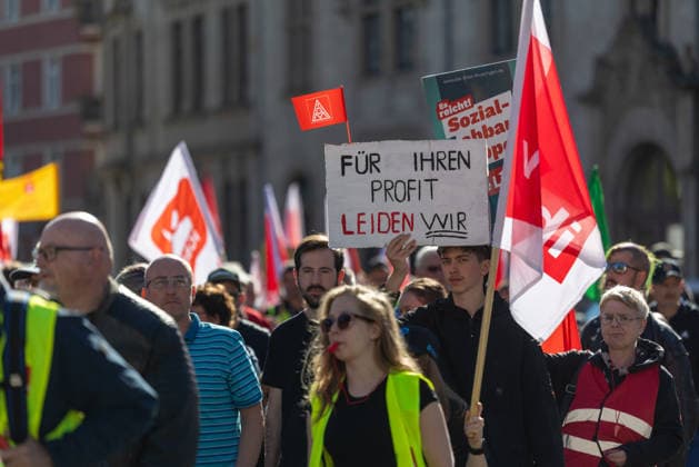 Demo gegen den Sozialabbau Erfurt 26092026 - In Erfurt (Thueringen) haben mehrere Tausend Menschen gegen die Plaene der Regierung zum Abbau des Sozialstaates protestiert. Darunter auch Mitarbeitende aus dem Pflegebereich und dem Gesundheitswesen sowie Sozialbereich.