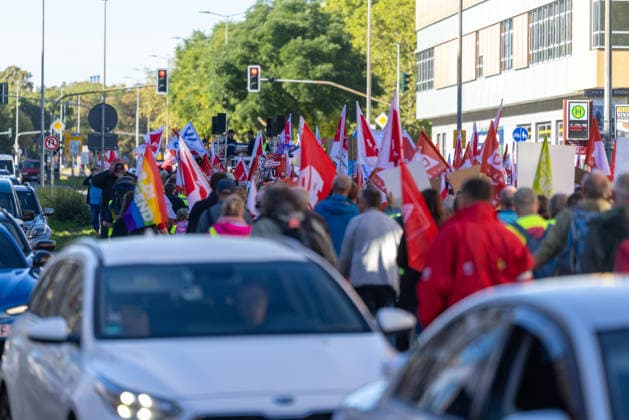 Demo gegen den Sozialabbau Erfurt 26092026 - In Erfurt (Thueringen) haben mehrere Tausend Menschen gegen die Plaene der Regierung zum Abbau des Sozialstaates protestiert. Darunter auch Mitarbeitende aus dem Pflegebereich und dem Gesundheitswesen sowie Sozialbereich.