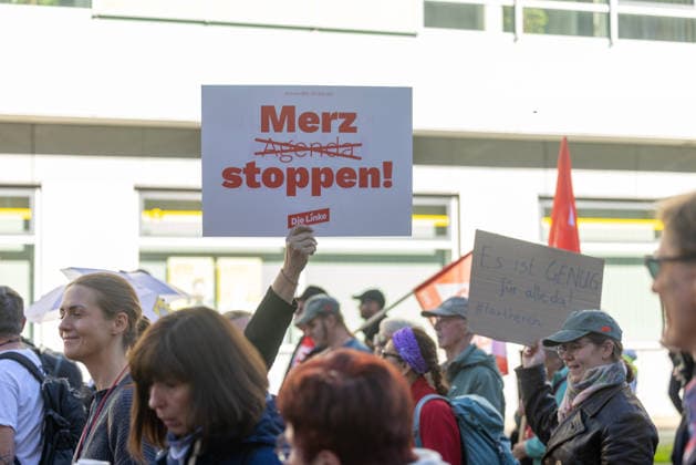 Demo gegen den Sozialabbau Erfurt 26092026 - In Erfurt (Thueringen) haben mehrere Tausend Menschen gegen die Plaene der Regierung zum Abbau des Sozialstaates protestiert. Darunter auch Mitarbeitende aus dem Pflegebereich und dem Gesundheitswesen sowie Sozialbereich.