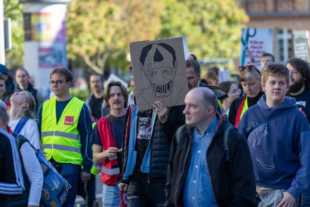 Demo gegen den Sozialabbau Erfurt 26092026 - In Erfurt (Thueringen) haben mehrere Tausend Menschen gegen die Plaene der Regierung zum Abbau des Sozialstaates protestiert. Darunter auch Mitarbeitende aus dem Pflegebereich und dem Gesundheitswesen sowie Sozialbereich.