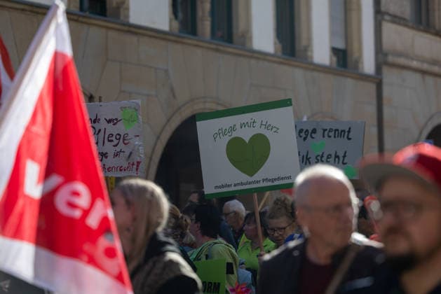 Demo gegen den Sozialabbau Erfurt 26092026 - In Erfurt (Thueringen) haben mehrere Tausend Menschen gegen die Plaene der Regierung zum Abbau des Sozialstaates protestiert. Darunter auch Mitarbeitende aus dem Pflegebereich und dem Gesundheitswesen sowie Sozialbereich.