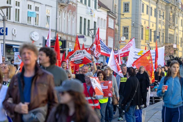 Demo gegen den Sozialabbau Erfurt 26092026 - In Erfurt (Thueringen) haben mehrere Tausend Menschen gegen die Plaene der Regierung zum Abbau des Sozialstaates protestiert. Darunter auch Mitarbeitende aus dem Pflegebereich und dem Gesundheitswesen sowie Sozialbereich.