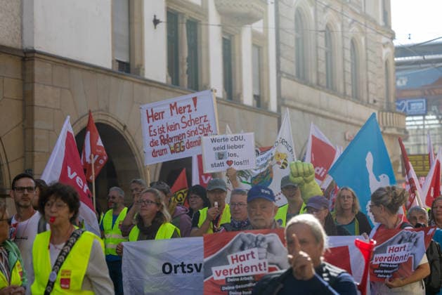 Demo gegen den Sozialabbau Erfurt 26092026 - In Erfurt (Thueringen) haben mehrere Tausend Menschen gegen die Plaene der Regierung zum Abbau des Sozialstaates protestiert. Darunter auch Mitarbeitende aus dem Pflegebereich und dem Gesundheitswesen sowie Sozialbereich.