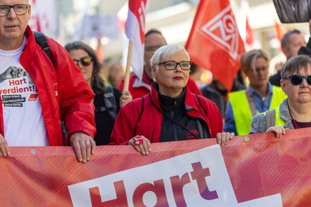 Demo gegen den Sozialabbau Erfurt 26092026 - Renate Sternatz, Stellvertretende Vorsitzende des Deutschen Gewerkschaftsbundes (DGB) in Hessen-Thueringen +++ In Erfurt (Thueringen) haben mehrere Tausend Menschen gegen die Plaene der Regierung zum Abbau des Sozialstaates protestiert. Darunter auch Mitarbeitende aus dem Pflegebereich und dem Gesundheitswesen sowie Sozialbereich.
