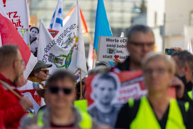 Demo gegen den Sozialabbau Erfurt 26092026 - In Erfurt (Thueringen) haben mehrere Tausend Menschen gegen die Plaene der Regierung zum Abbau des Sozialstaates protestiert. Darunter auch Mitarbeitende aus dem Pflegebereich und dem Gesundheitswesen sowie Sozialbereich.