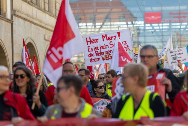 Demo gegen den Sozialabbau Erfurt 26092026 - In Erfurt (Thueringen) haben mehrere Tausend Menschen gegen die Plaene der Regierung zum Abbau des Sozialstaates protestiert. Darunter auch Mitarbeitende aus dem Pflegebereich und dem Gesundheitswesen sowie Sozialbereich.