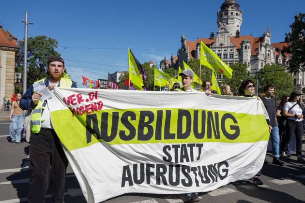 Leipzig: Tausende Teilnehmer bei Kundgebung für einen starken Sozialstaat Am Samstagmittag kommen auf dem Simsonplatz in Leipzig die Teilnehmer mehrerer Demonstrationszüge zu einer zentralen Kundgebung im Rahmen des bundesweiten Aktionstages des Deutschen Gewerkschaftsbundes (DGB) zusammen. Unter dem Motto Rote Karte dem Kahlschlag Hände weg von unserem Sozialstaat! richtet sich der Protest gegen geplante Einschnitte bei sozialen Sicherungssystemen und Arbeitnehmerrechten. Nach einer groben Einschätzung vor Ort beteiligen sich an der Kundgebung und den zusammengekommenen Demonstrationszügen etwa 2.000 bis 3.000 Menschen. Eine belastbare Teilnehmerzahl liegt zum gegenwärtigen Zeitpunkt nicht vor. Im hinteren Bereich des Versa Copyright: xEHLxMedia BjörnxStachx 20260926_leipzig-sozialsstaat-demo_24