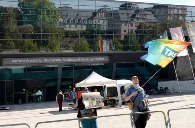 Reichsbürger Treffen 26.09.2026 Aufzug durch Darmstadt Innenstadt mit Fahnen und historischen Symbolen beabsichtigen Teilnehmer des Reichsbürger Treffen trotz Gegendemonstrationen und Auflagen hier Schriftzug am Darmstadtium Darmstadt Hessen Deutschland