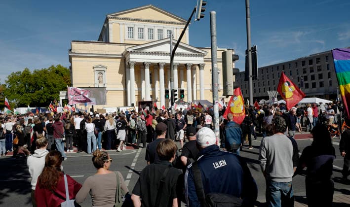 Reichsbürger Treffen 26.09.2026 Aufzug durch Darmstadt Innenstadt mit Fahnen und historischen Symbolen beabsichtigen Teilnehmer des Reichsbürger Treffen trotz Gegendemonstrationen und Auflagen hier Kundgebung auf dem Karolinenplatz Darmstadt Hessen Deutschland