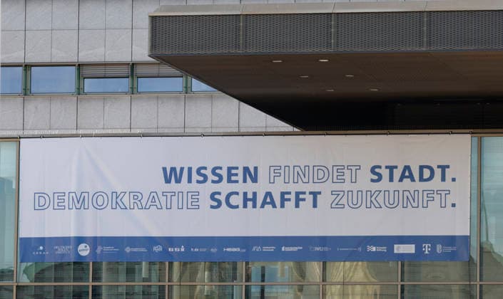 Reichsbürger Treffen 26.09.2026 Aufzug durch Darmstadt Innenstadt mit Fahnen und historischen Symbolen beabsichtigen Teilnehmer des Reichsbürger Treffen trotz Gegendemonstrationen und Auflagen hier Kundgebung auf dem Karolinenplatz Darmstadt Hessen Deutschland