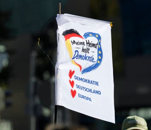 Reichsbürger Treffen 26.09.2026 Aufzug durch Darmstadt Innenstadt mit Fahnen und historischen Symbolen beabsichtigen Teilnehmer des Reichsbürger Treffen trotz Gegendemonstrationen und Auflagen hier Kundgebung auf dem Karolinenplatz Darmstadt Hessen Deutschland