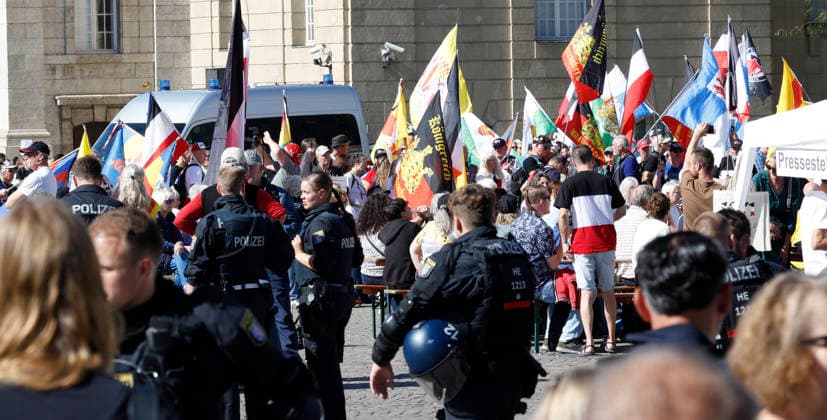 Reichsbürger Treffen 26.09.2026 Aufzug durch Darmstadt Innenstadt mit Fahnen und historischen Symbolen beabsichtigen Teilnehmer des Reichsbürger Treffen trotz Gegendemonstrationen und Auflagen hier Kundgebung auf dem Karolinenplatz Darmstadt Hessen Deutschland