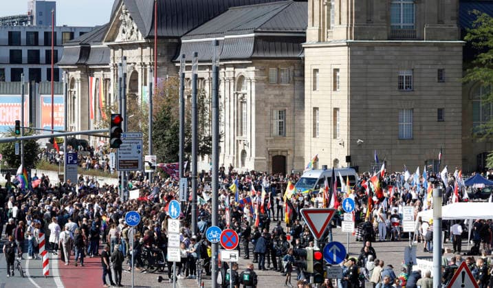 Reichsbürger Treffen 26.09.2026 Aufzug durch Darmstadt Innenstadt mit Fahnen und historischen Symbolen beabsichtigen Teilnehmer des Reichsbürger Treffen trotz Gegendemonstrationen und Auflagen hier Kundgebung auf dem Karolinenplatz Darmstadt Hessen Deutschland