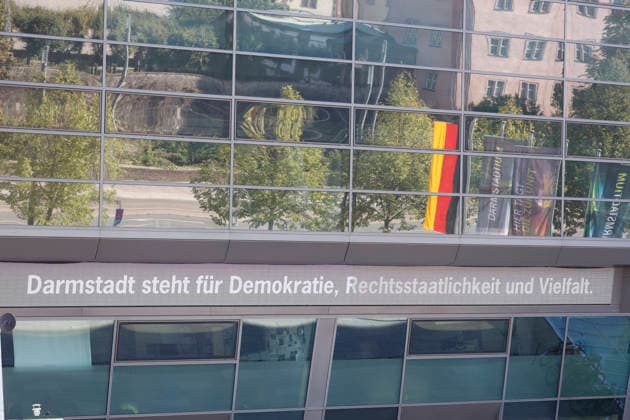Reichsbürger Treffen 26.09.2026 Aufzug durch Darmstadt Innenstadt mit Fahnen und historischen Symbolen beabsichtigen Teilnehmer des Reichsbürger Treffen trotz Gegendemonstrationen und Auflagen hier Schriftzug am Darmstadtium Darmstadt Hessen Deutschland