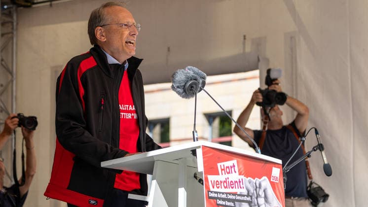 DGB Bayern - Hart verdient! Groß-Kundgebung, Nürnberg, 26.09.2026 BernÂ­hard Stiedl,Vorsitzender des DGB Bayern, spricht bei der Kundgebung Hart verdient! des DGB mit engagierter Mimik und Gestik am Rednerpult. Nürnberg Bayern Deutschland