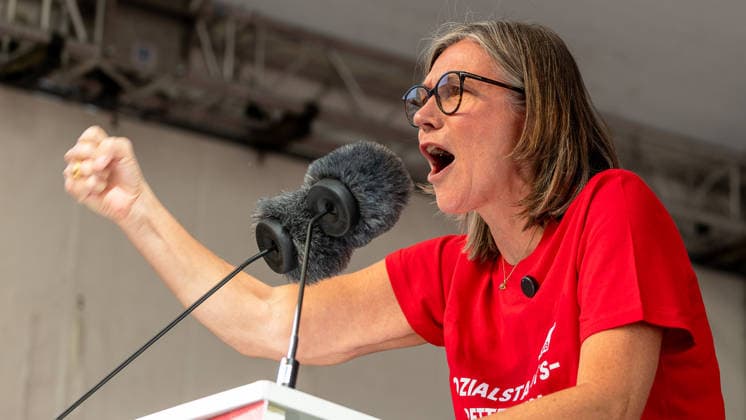 DGB Bayern - Hart verdient! Groß-Kundgebung, Nürnberg, 26.09.2026 Christiane Benner, Erste Vorsitzende der IG Metall, spricht mit erhobener Faust und lautstarker Stimme bei einer Kundgebung. Ihre energische Geste unterstreicht die Dringlichkeit ihrer Botschaft am Rednerpult mit Mikrofon. Nürnberg Bayern Deutschland