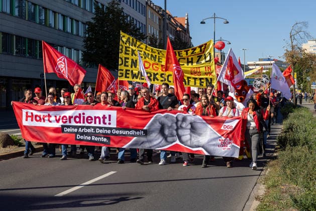 DGB Bayern - Hart verdient! Groß-Kundgebung, Nürnberg, 26.09.2026 Ein Demozug des DGB zieht am Frauentorgraben mit Transparenten und Gewerkschaftsfahnen vorbei, angeführt von einem Banner mit der Aufschrift Hart verdient! Deine Arbeit. Deine Gesundheit. Deine Rente. Christiane Benner, Erste Vorsitzende der IG Metall, geht konzentriert in der Mitte der ersten Reihe mit. Nürnberg Bayern Deutschland