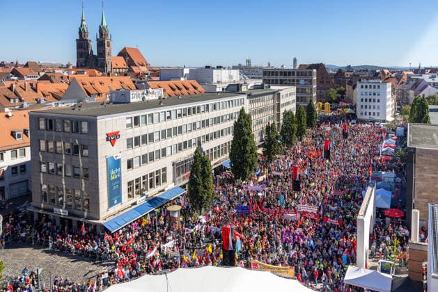 DGB Bayern - Hart verdient! Groß-Kundgebung, Nürnberg, 26.09.2026 Mehr als 25.000 Teilnehmer versammeln sich zur Groß-Kundgebung Hart verdient! des DGB Bayern auf dem Kornmarkt. Zahlreiche Fahnen, Transparente und Plakate der Gewerkschaften prägen die dicht gefüllte Menschenmenge bei sonnigem Wetter. Nürnberg Bayern Deutschland