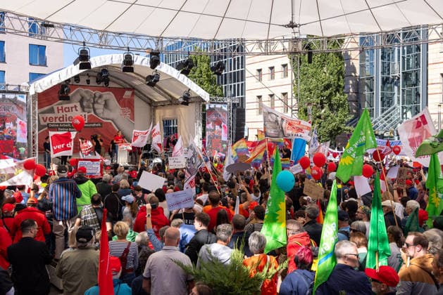 DGB Bayern - Hart verdient! Groß-Kundgebung, Nürnberg, 26.09.2026 Auf einer Großbühne mit dem Motto Hart verdient! spricht Christiane Benner, Erste Vorsitzende der IG Metall, zu einer großen Menschenmenge. Zahlreiche Teilnehmende halten Fahnen, Transparente und Luftballons in die Höhe. Nürnberg Bayern Deutschland