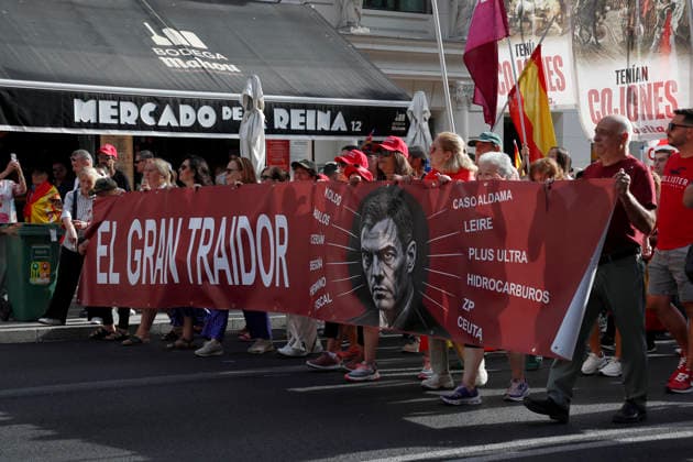 September 26, 2026, Madrid, Community Of Madrid, Spain: Thousands of demonstrators march through central Madrid during the II Marcha por la Dignidad (II March for Dignity) in support of the autonomous city of Ceuta on Saturday, September 26, 2026, in Madrid, Spain. Organized by civil society platforms, the mobilization primarily focused on defending the Spanish borders in North Africa following a wave of irregular migration. The protests were triggered by the border breaches registered on July 30 and 31, 2026, when mass attempts were made to enter the Spanish enclave. As a secondary demand, protesters called for the immediate scheduling of general elections, criticizing the national government s handling of the migration crisis and border - ZUMAo127 20260926_zep_o127_017 Copyright: xHugoxOrtunox