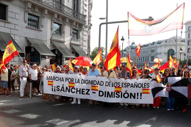 September 26, 2026, Madrid, Community Of Madrid, Spain: Thousands of demonstrators march through central Madrid during the II Marcha por la Dignidad (II March for Dignity) in support of the autonomous city of Ceuta on Saturday, September 26, 2026, in Madrid, Spain. Organized by civil society platforms, the mobilization primarily focused on defending the Spanish borders in North Africa following a wave of irregular migration. The protests were triggered by the border breaches registered on July 30 and 31, 2026, when mass attempts were made to enter the Spanish enclave. As a secondary demand, protesters called for the immediate scheduling of general elections, criticizing the national government s handling of the migration crisis and border - ZUMAo127 20260926_zep_o127_018 Copyright: xHugoxOrtunox