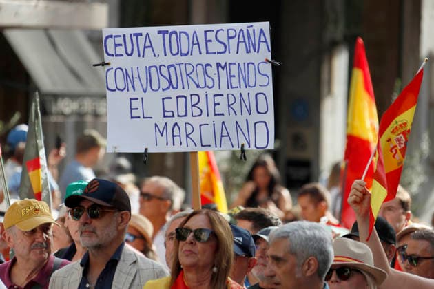 September 26, 2026, Madrid, Community Of Madrid, Spain: Thousands of demonstrators march through central Madrid during the II Marcha por la Dignidad (II March for Dignity) in support of the autonomous city of Ceuta on Saturday, September 26, 2026, in Madrid, Spain. Organized by civil society platforms, the mobilization primarily focused on defending the Spanish borders in North Africa following a wave of irregular migration. The protests were triggered by the border breaches registered on July 30 and 31, 2026, when mass attempts were made to enter the Spanish enclave. As a secondary demand, protesters called for the immediate scheduling of general elections, criticizing the national government s handling of the migration crisis and border - ZUMAo127 20260926_zep_o127_020 Copyright: xHugoxOrtunox