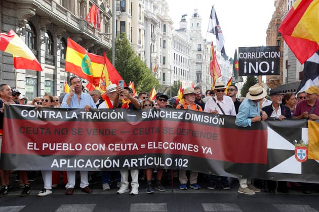 September 26, 2026, Madrid, Community Of Madrid, Spain: Thousands of demonstrators march through central Madrid during the II Marcha por la Dignidad (II March for Dignity) in support of the autonomous city of Ceuta on Saturday, September 26, 2026, in Madrid, Spain. Organized by civil society platforms, the mobilization primarily focused on defending the Spanish borders in North Africa following a wave of irregular migration. The protests were triggered by the border breaches registered on July 30 and 31, 2026, when mass attempts were made to enter the Spanish enclave. As a secondary demand, protesters called for the immediate scheduling of general elections, criticizing the national government s handling of the migration crisis and border - ZUMAo127 20260926_zep_o127_021 Copyright: xHugoxOrtunox
