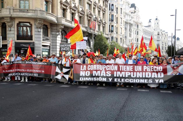 September 26, 2026, Madrid, Community Of Madrid, Spain: Thousands of demonstrators march through central Madrid during the II Marcha por la Dignidad (II March for Dignity) in support of the autonomous city of Ceuta on Saturday, September 26, 2026, in Madrid, Spain. Organized by civil society platforms, the mobilization primarily focused on defending the Spanish borders in North Africa following a wave of irregular migration. The protests were triggered by the border breaches registered on July 30 and 31, 2026, when mass attempts were made to enter the Spanish enclave. As a secondary demand, protesters called for the immediate scheduling of general elections, criticizing the national government s handling of the migration crisis and border - ZUMAo127 20260926_zep_o127_023 Copyright: xHugoxOrtunox