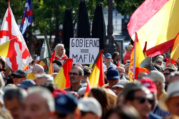 September 26, 2026, Madrid, Community Of Madrid, Spain: Thousands of demonstrators march through central Madrid during the II Marcha por la Dignidad (II March for Dignity) in support of the autonomous city of Ceuta on Saturday, September 26, 2026, in Madrid, Spain. Organized by civil society platforms, the mobilization primarily focused on defending the Spanish borders in North Africa following a wave of irregular migration. The protests were triggered by the border breaches registered on July 30 and 31, 2026, when mass attempts were made to enter the Spanish enclave. As a secondary demand, protesters called for the immediate scheduling of general elections, criticizing the national government s handling of the migration crisis and border - ZUMAo127 20260926_zep_o127_024 Copyright: xHugoxOrtunox