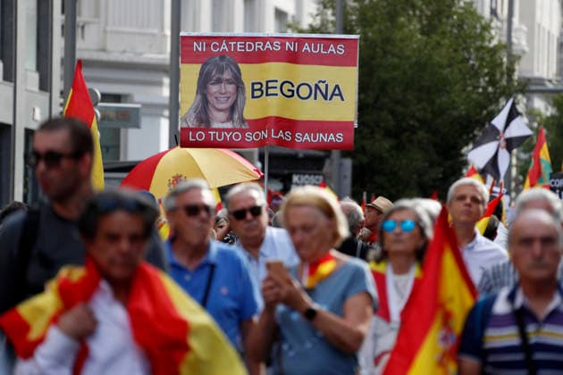 September 26, 2026, Madrid, Community Of Madrid, Spain: Thousands of demonstrators march through central Madrid during the II Marcha por la Dignidad (II March for Dignity) in support of the autonomous city of Ceuta on Saturday, September 26, 2026, in Madrid, Spain. Organized by civil society platforms, the mobilization primarily focused on defending the Spanish borders in North Africa following a wave of irregular migration. The protests were triggered by the border breaches registered on July 30 and 31, 2026, when mass attempts were made to enter the Spanish enclave. As a secondary demand, protesters called for the immediate scheduling of general elections, criticizing the national government s handling of the migration crisis and border - ZUMAo127 20260926_zep_o127_026 Copyright: xHugoxOrtunox