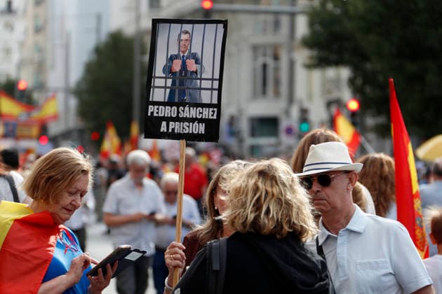 September 26, 2026, Madrid, Community Of Madrid, Spain: Thousands of demonstrators march through central Madrid during the II Marcha por la Dignidad (II March for Dignity) in support of the autonomous city of Ceuta on Saturday, September 26, 2026, in Madrid, Spain. Organized by civil society platforms, the mobilization primarily focused on defending the Spanish borders in North Africa following a wave of irregular migration. The protests were triggered by the border breaches registered on July 30 and 31, 2026, when mass attempts were made to enter the Spanish enclave. As a secondary demand, protesters called for the immediate scheduling of general elections, criticizing the national government s handling of the migration crisis and border - ZUMAo127 20260926_zep_o127_028 Copyright: xHugoxOrtunox