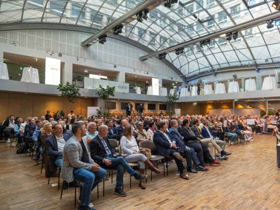 2026-09-26-ÖVP-Zukunftskongress-003 Besucher am 26. September 2026 beim Zukunftskongress der Wiener Volkspartei im Platinum im UNIQA Tower in Wien, Wien, Österreich.