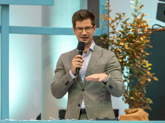 2026-09-26-ÖVP-Zukunftskongress-004 Abgeordneter zum Wiener Landtag und Gemeinderat Mayer Lorenz (ÖVP) am 26. September 2026 beim Zukunftskongress der Wiener Volkspartei im Platinum im UNIQA Tower in Wien, Wien, Österreich.