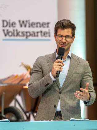 2026-09-26-ÖVP-Zukunftskongress-008 Abgeordneter zum Wiener Landtag und Gemeinderat Mayer Lorenz (ÖVP) am 26. September 2026 beim Zukunftskongress der Wiener Volkspartei im Platinum im UNIQA Tower in Wien, Wien, Österreich.