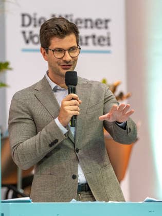 2026-09-26-ÖVP-Zukunftskongress-009 Abgeordneter zum Wiener Landtag und Gemeinderat Mayer Lorenz (ÖVP) am 26. September 2026 beim Zukunftskongress der Wiener Volkspartei im Platinum im UNIQA Tower in Wien, Wien, Österreich.