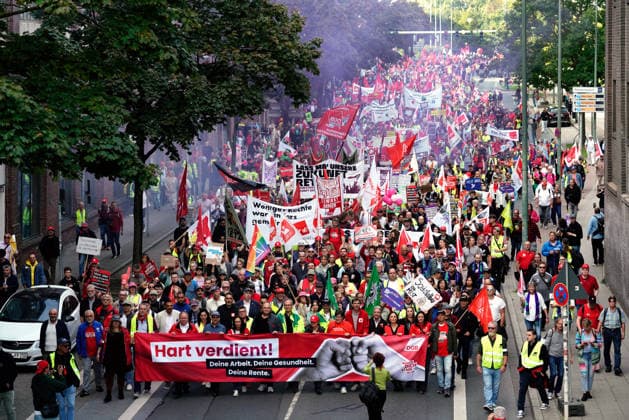 DGB-Protesttag gegen die Reformvorhaben der Bundesregierung im sozialen Bereich, aufgenommen in Essen (Foto vom 26.09.2026). Die Proteste richten sich unter anderem gegen eine drohende Abschaffung des Acht-Stunden-Tages, die Attestpflicht ab dem ersten Krankheitstag, hoehere Zuzahlungen fuer Versicherte im Gesundheitsbereich, ein schrittweises Steigen des Renteneintrittsalters, schlechtere Bedingungen fuer Altersteilzeit und die Streichung der abschlagsfreien Rente nach 45 Versicherungsjahren. Laut DGB gingen in 15 Staedten deutschlandweit Tausende Menschen auf die Strasse. (Siehe epd-Meldung vom 26.09.2026) EDITORIAL USE ONLY