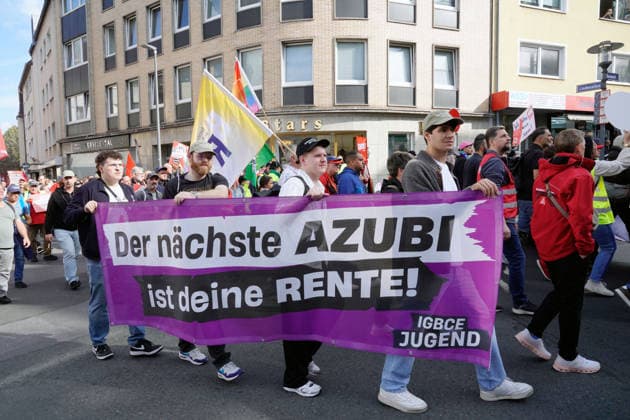 DGB-Protesttag gegen die Reformvorhaben der Bundesregierung im sozialen Bereich, aufgenommen in Essen (Foto vom 26.09.2026). Die Proteste richten sich unter anderem gegen eine drohende Abschaffung des Acht-Stunden-Tages, die Attestpflicht ab dem ersten Krankheitstag, hoehere Zuzahlungen fuer Versicherte im Gesundheitsbereich, ein schrittweises Steigen des Renteneintrittsalters, schlechtere Bedingungen fuer Altersteilzeit und die Streichung der abschlagsfreien Rente nach 45 Versicherungsjahren. Laut DGB gingen in 15 Staedten deutschlandweit Tausende Menschen auf die Strasse. (Siehe epd-Meldung vom 26.09.2026) EDITORIAL USE ONLY