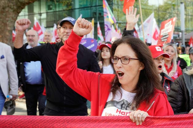 Die Vorsitzende des Deutschen Gewerkschaftsbunds (DGB), Yasmin Fahimi, auf dem DGB-Protesttag gegen die Reformvorhaben der Bundesregierung im sozialen Bereich, aufgenommen in Essen (Foto vom 26.09.2026). Fahimi wirbt fuer gemeinsam und sozial gerecht gestaltete Reformen in Deutschland. Wir sind bereit fuer Veraenderung , sagte sie am 26.09.2026 beim DGB-Protesttag auf dem Essener Burgplatz. Aber nicht, indem unsere Rechte geschliffen, unsere soziale Sicherheit gekuerzt und unsere Lebensleistung entwertet werden. Laut DGB gingen in 15 Staedten deutschlandweit Tausende Menschen auf die Strasse. (Siehe epd-Meldung vom 26.09.2026) EDITORIAL USE ONLY