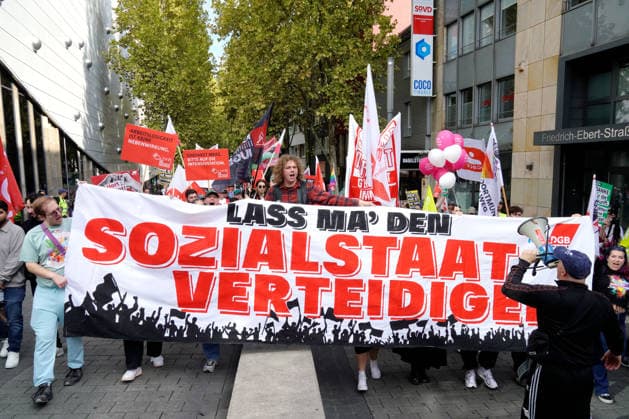DGB-Protesttag gegen die Reformvorhaben der Bundesregierung im sozialen Bereich, aufgenommen in Essen (Foto vom 26.09.2026). Die Proteste richten sich unter anderem gegen eine drohende Abschaffung des Acht-Stunden-Tages, die Attestpflicht ab dem ersten Krankheitstag, hoehere Zuzahlungen fuer Versicherte im Gesundheitsbereich, ein schrittweises Steigen des Renteneintrittsalters, schlechtere Bedingungen fuer Altersteilzeit und die Streichung der abschlagsfreien Rente nach 45 Versicherungsjahren. Laut DGB gingen in 15 Staedten deutschlandweit Tausende Menschen auf die Strasse. (Siehe epd-Meldung vom 26.09.2026) EDITORIAL USE ONLY