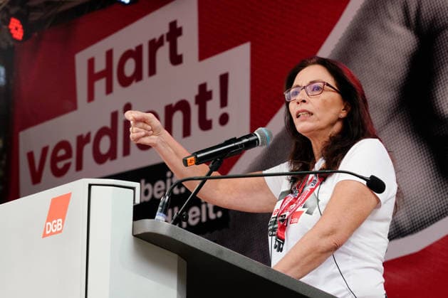 Die Vorsitzende des Deutschen Gewerkschaftsbunds (DGB), Yasmin Fahimi (Foto vom 26.09.2026), wirbt fuer gemeinsam und sozial gerecht gestaltete Reformen in Deutschland. Wir sind bereit fuer Veraenderung , sagte sie am 26.09.2026 beim DGB-Protesttag gegen die Reformvorhaben der Bundesregierung im sozialen Bereich auf dem Essener Burgplatz. Aber nicht, indem unsere Rechte geschliffen, unsere soziale Sicherheit gekuerzt und unsere Lebensleistung entwertet werden. Laut DGB gingen in 15 Staedten deutschlandweit Tausende Menschen auf die Strasse. (Siehe epd-Meldung vom 26.09.2026) EDITORIAL USE ONLY