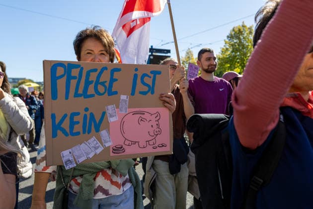 September 26, 2026, Leipzig, Saxony, Germany: Demonstrators participate in an Unko¼rzbar rally in Leipzig, Germany, on September 26, 2026, protesting cuts to social services and calling for the protection of social welfare and public services. The demonstration brought together protesters carrying banners, placards and flags as they marched through the city. Speakers and participants addressed issues including social welfare, public spending, employment, pensions, healthcare and the future of public services. The rally was part of the Unko¼rzbar campaign, which mobilizes against cuts to social services and public-sector provision in Germany. Leipzig Germany - ZUMAc291 20260926_zip_c291_009 Copyright: xMariaxCastrox