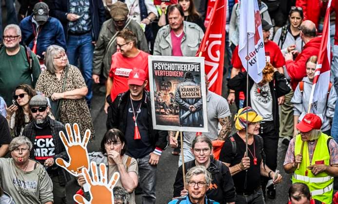 Große Demonstration mit über 10000 Tausenden Demonstranten orgaisiert vom DGB. Die Demonstration zog von der Altendorferstraße in Richtung Innenstadt und endete auf dem Burgplatz mit einer Kundgebung. Das Motto: Hart verdient! Die Demo richtet sich gegen das Rerormpaket der Bundesregierung unter Bundeskanzler Merz. ** NUR FÜR REDAKTIONELLE ZWECKE ** EDITORIAL USE ONLY **<p>Tausende Demonstranten ziehen über die Straße mit Plakaten und Fahnen am Samstag, dem 26 09 2026. Große Demonstration mit über 10000 Tausenden Demonstranten orgaisiert vom DGB. Die Demonstration zog von der Altendorferstraße in Richtung Innenstadt und endete auf dem Burgplatz mit einer Kundgebung. Das Motto: Hart verdient! Die Demo richtet sich gegen das Rerormp Copyright: KerstinxKokoska doc87rpfx160cz10qix5eqt ,EDITORIAL USE ONLY