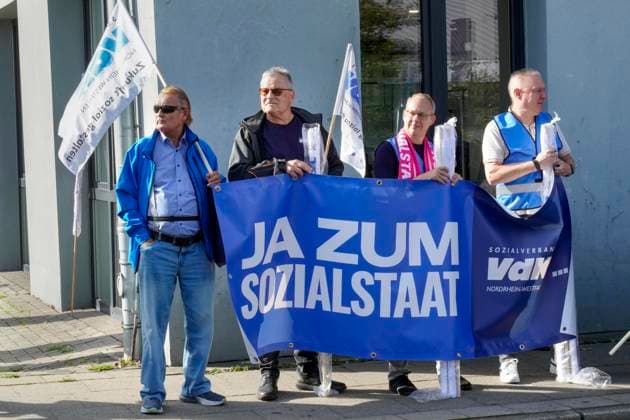 DGB-Protesttag gegen die Reformvorhaben der Bundesregierung im sozialen Bereich, aufgenommen in Essen (Foto vom 26.09.2026). Die Proteste richten sich unter anderem gegen eine drohende Abschaffung des Acht-Stunden-Tages, die Attestpflicht ab dem ersten Krankheitstag, hoehere Zuzahlungen fuer Versicherte im Gesundheitsbereich, ein schrittweises Steigen des Renteneintrittsalters, schlechtere Bedingungen fuer Altersteilzeit und die Streichung der abschlagsfreien Rente nach 45 Versicherungsjahren. Laut DGB gingen in 15 Staedten deutschlandweit Tausende Menschen auf die Strasse. (Siehe epd-Meldung vom 26.09.2026) EDITORIAL USE ONLY