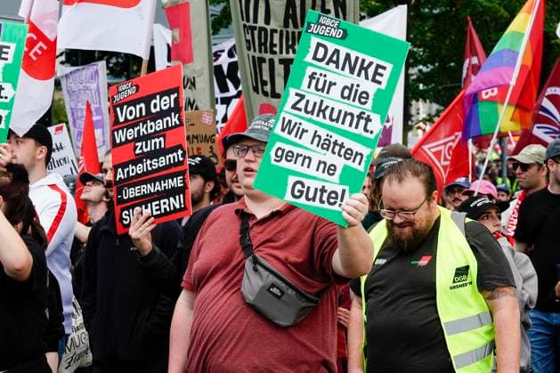 DGB-Protesttag gegen die Reformvorhaben der Bundesregierung im sozialen Bereich, aufgenommen in Essen (Foto vom 26.09.2026). Die Proteste richten sich unter anderem gegen eine drohende Abschaffung des Acht-Stunden-Tages, die Attestpflicht ab dem ersten Krankheitstag, hoehere Zuzahlungen fuer Versicherte im Gesundheitsbereich, ein schrittweises Steigen des Renteneintrittsalters, schlechtere Bedingungen fuer Altersteilzeit und die Streichung der abschlagsfreien Rente nach 45 Versicherungsjahren. Laut DGB gingen in 15 Staedten deutschlandweit Tausende Menschen auf die Strasse. (Siehe epd-Meldung vom 26.09.2026) EDITORIAL USE ONLY
